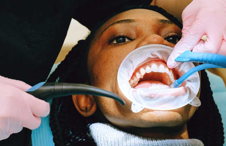 Donna incinta dal dentista