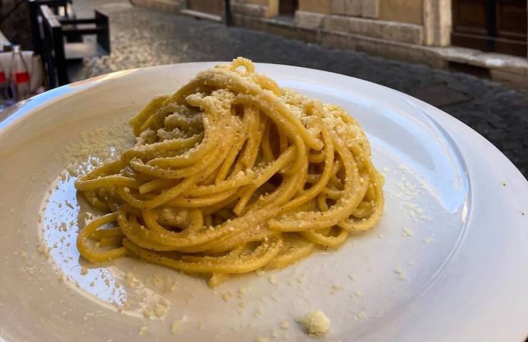 preparazione tonnarelli cacio pepe