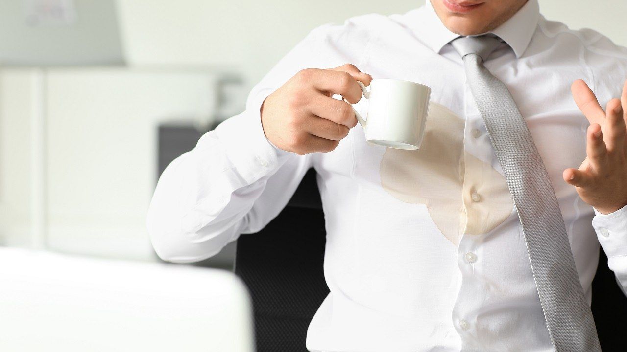 Trucco per eliminare macchie di caffè sui vestiti