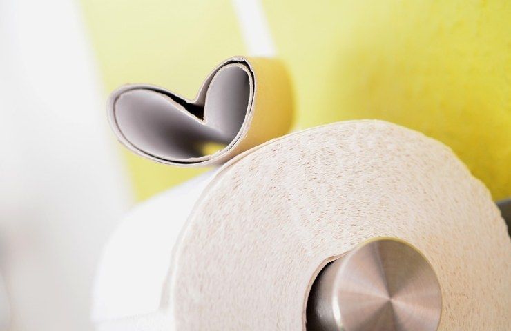 Papier toilette avec un rouleau plié en forme de cœur