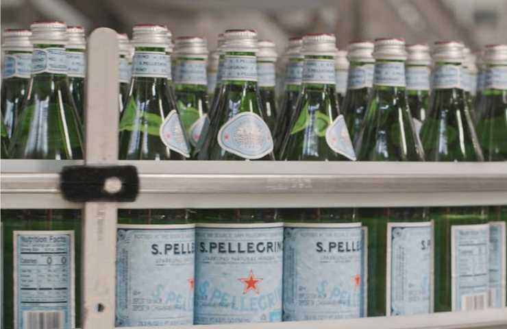 Delle confezioni di acqua San Pellegrino