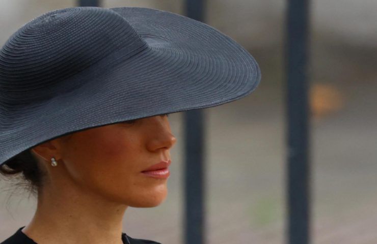 La Markle durante i funerali della regina Elisabetta