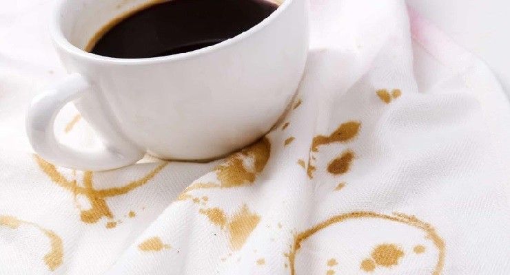 Trucco per eliminare dai vestiti macchie di caffè