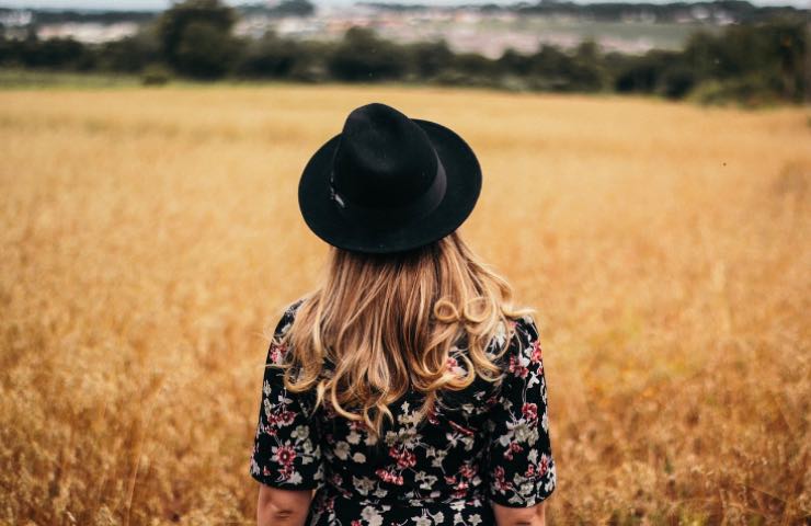 ragazza paesaggio autunnale