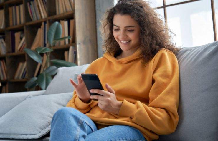 Ragazza in buona forma a casa