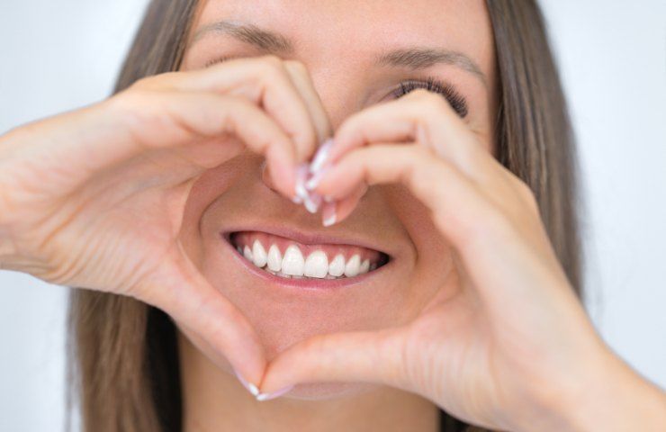 Sorriso femminile ineccepibile