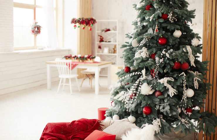 Un albero di Natale coi colori dl bianco e del rosso
