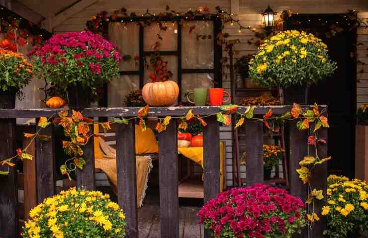 Un balcone abbellito in autunno