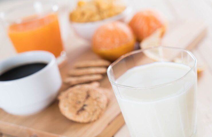 Un bicchiere di latte e tanto altro a colazione