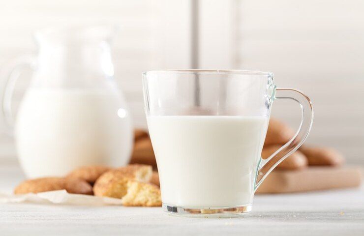 Un bicchiere di latte in primo piano