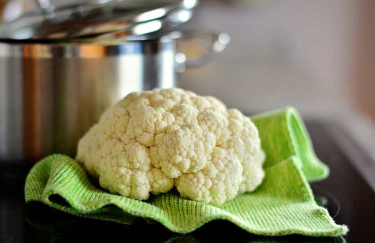 Un cavolfiore in cucina