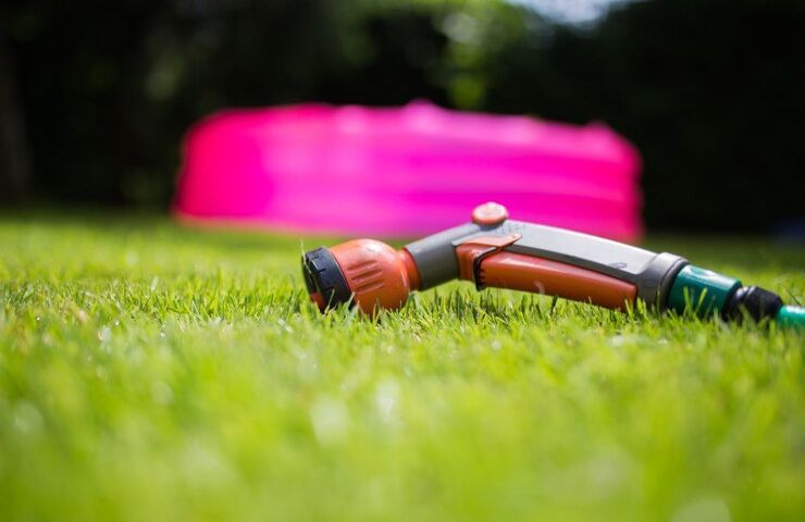 Un giardino con erba sintetica