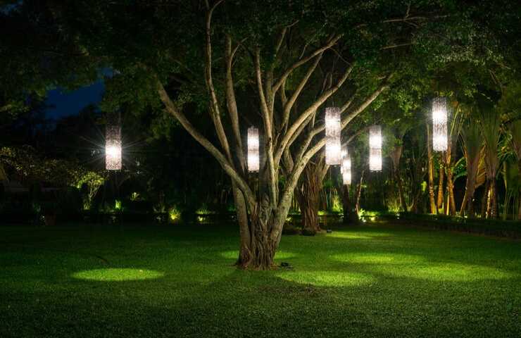 Un giardino illuminato con eleganza e a basso costo
