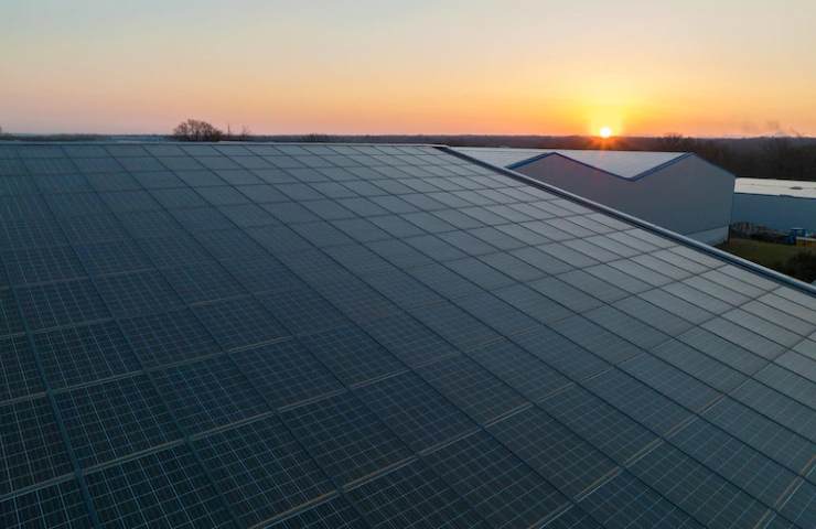 Un impianto fotovoltaico al tramonto