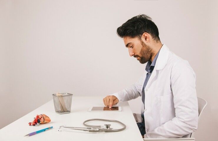 Un medico impegnato in un consulto