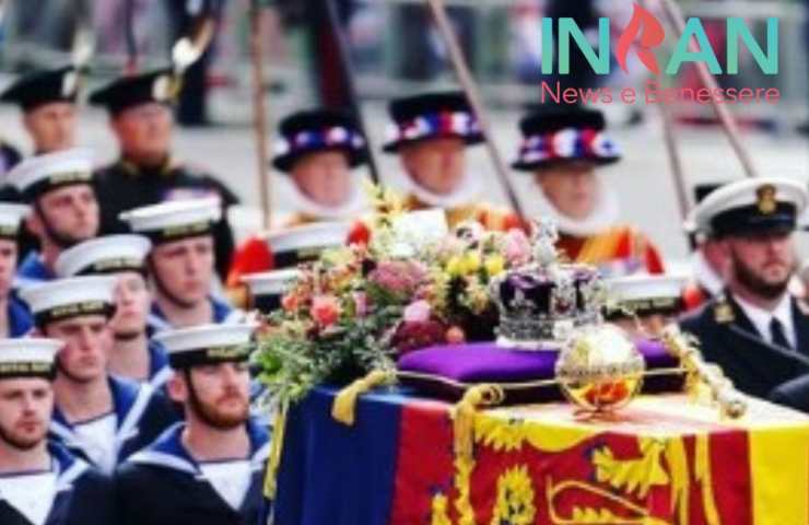Un momento dei funerali della regina