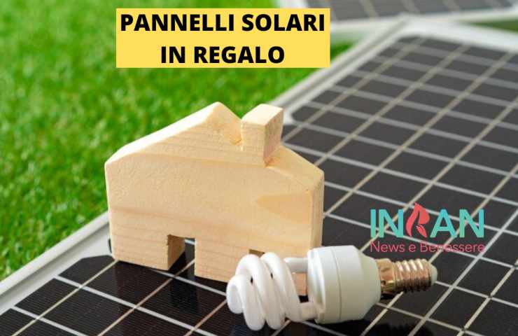 Un pannello solare con una lampadina ed un modellino di casa