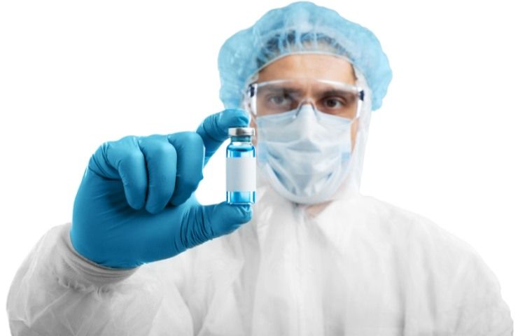 Un ricercatore tiene il siero di un vaccino