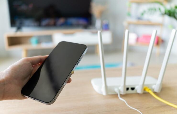 Un router wifi ed uno smartphone in primo piano
