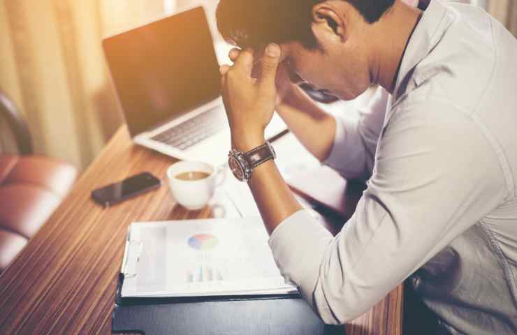 Un uomo stressato dal lavoro