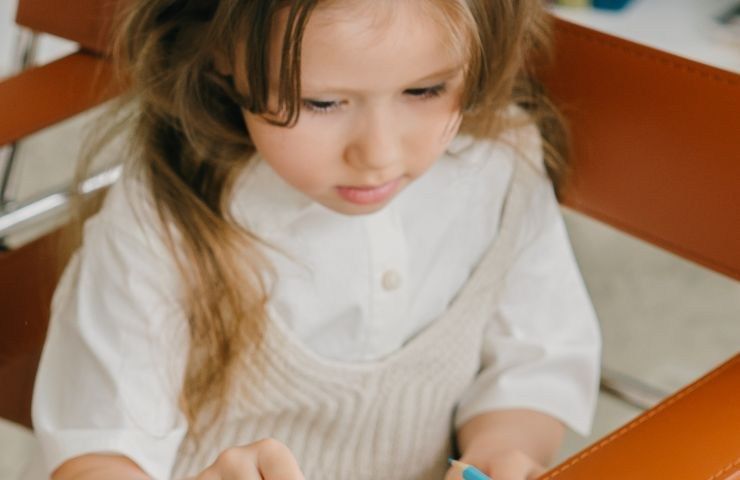 Una bambina con dei colori