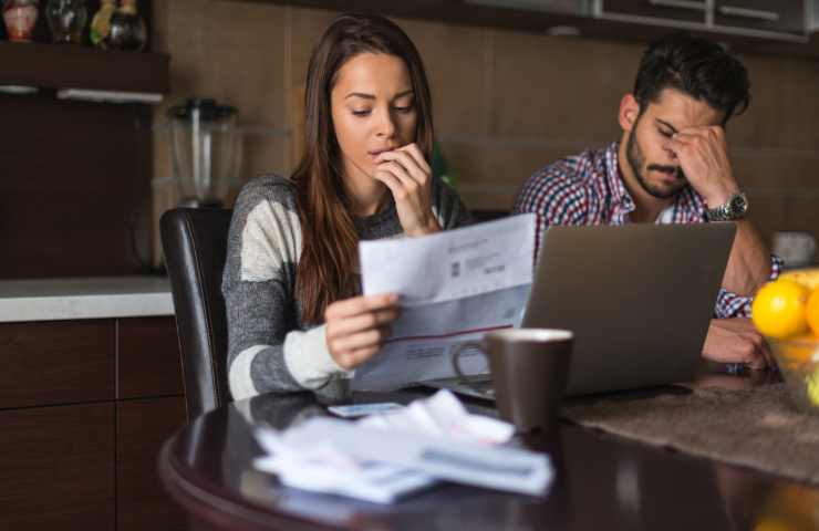 Una coppia consulta quanto deve pagare di bollette