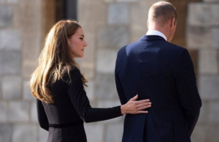 Una dolce Kate Middleton conforta suo marito William