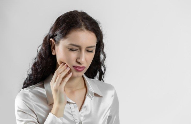 Una donna con problemi ai denti