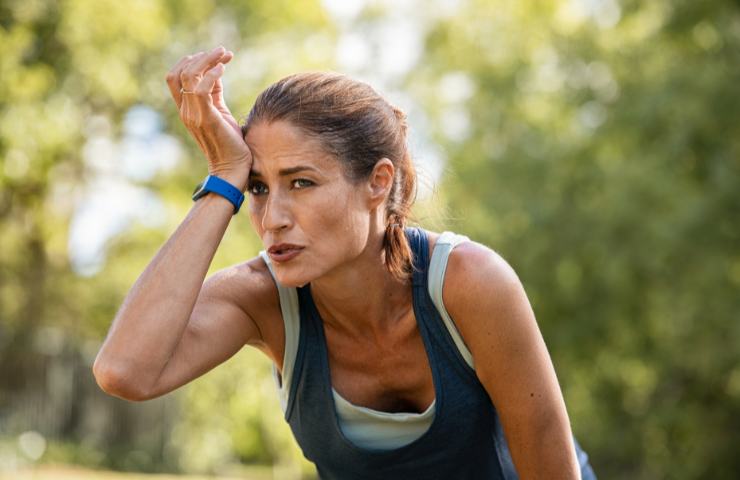 Una donna intenta nel fare attività fisica