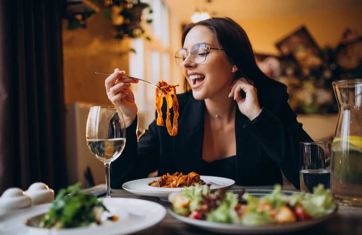 Una donna mangia durante il pranzo 