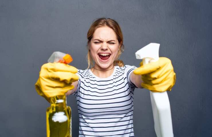 Una donna pronta a pulire in casa