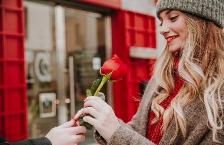 Una donna riceve una rosa in dono