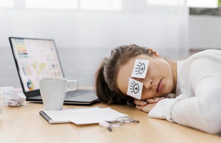 Una donna spossata durante il lavoro