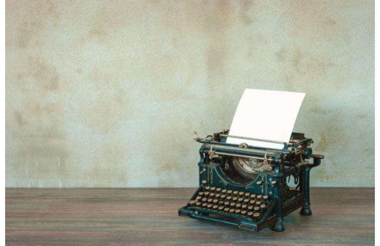 Una macchina per scrivere su un tavolo