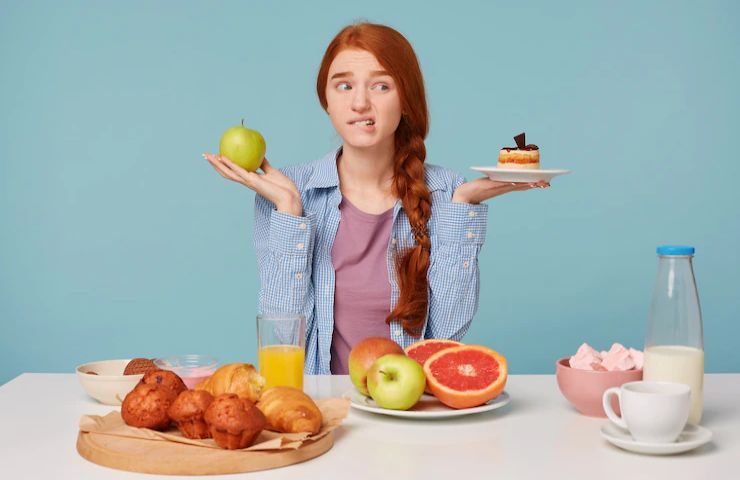 Una ragazza alle prese con le tentazioni del cibo