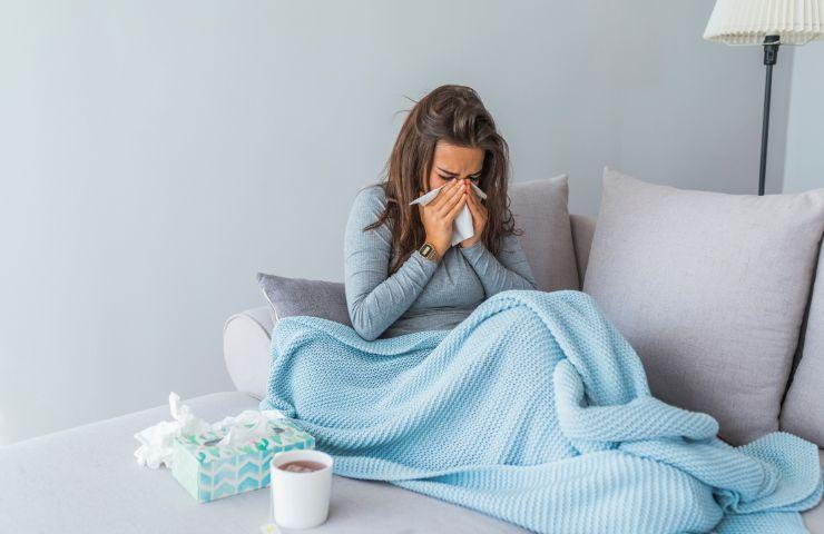 Una ragazza alle prese con l'influenza