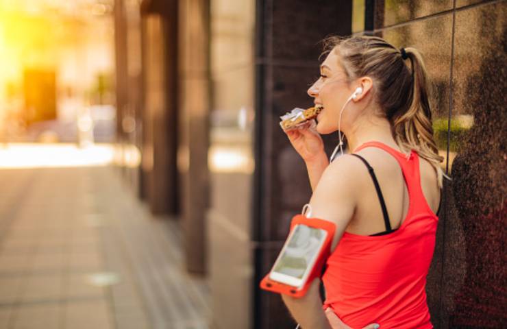 Una ragazza mangia subito dopo un allenamento