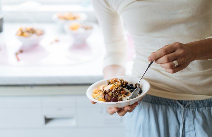 Una scodella con avena e frutta