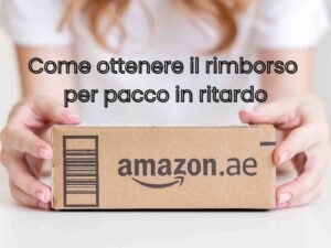 una donna tiene un pacco amazon e la scritta come ottenere un rimborso per pacco in ritardo