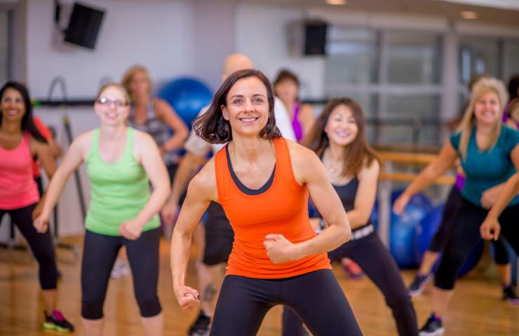 Delle donne mentre fanno zumba