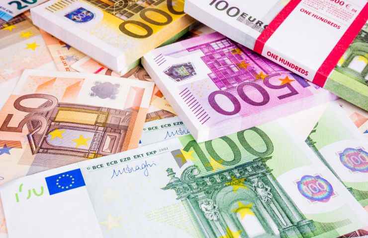 Diversi mucchi di banconote in euro