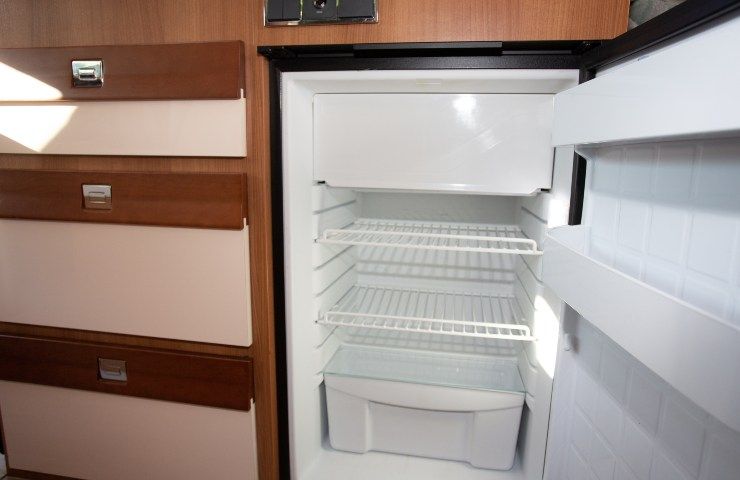 Frigo sporco e ingiallito