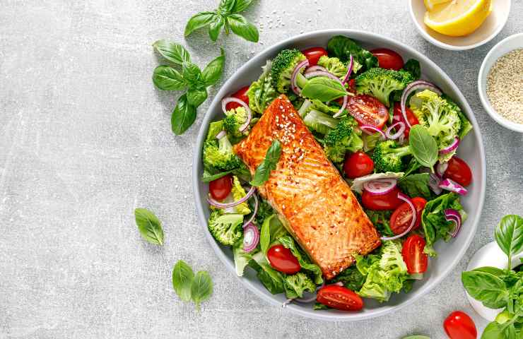 Insalata di salmone con pomodori e cipolla cruda ricetta