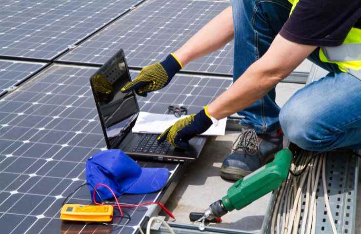 Installazione di pannelli solari in corso