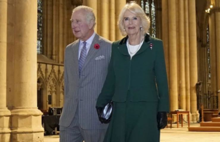 Loro altezze reali alla inaugurazione della statua della regina Elisabetta