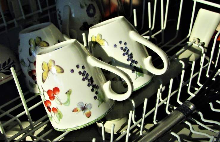 Tazze di ceramica dipinte a mano