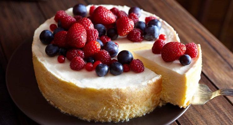 Torta di albumi e frutti di bosco soffice 