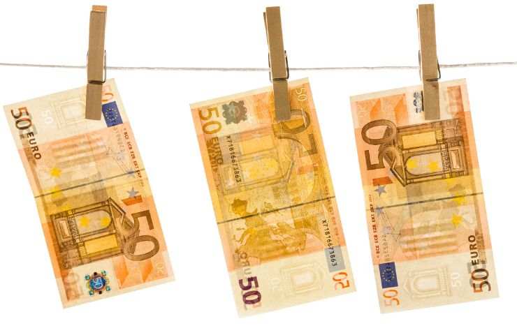 Tre banconote da 50 euro appese con le mollette