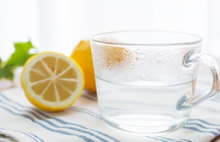 Un bicchiere con dentro acqua e succo di limone