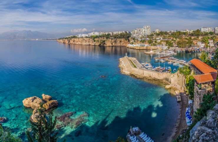 Un borgo che si affaccia sul mare